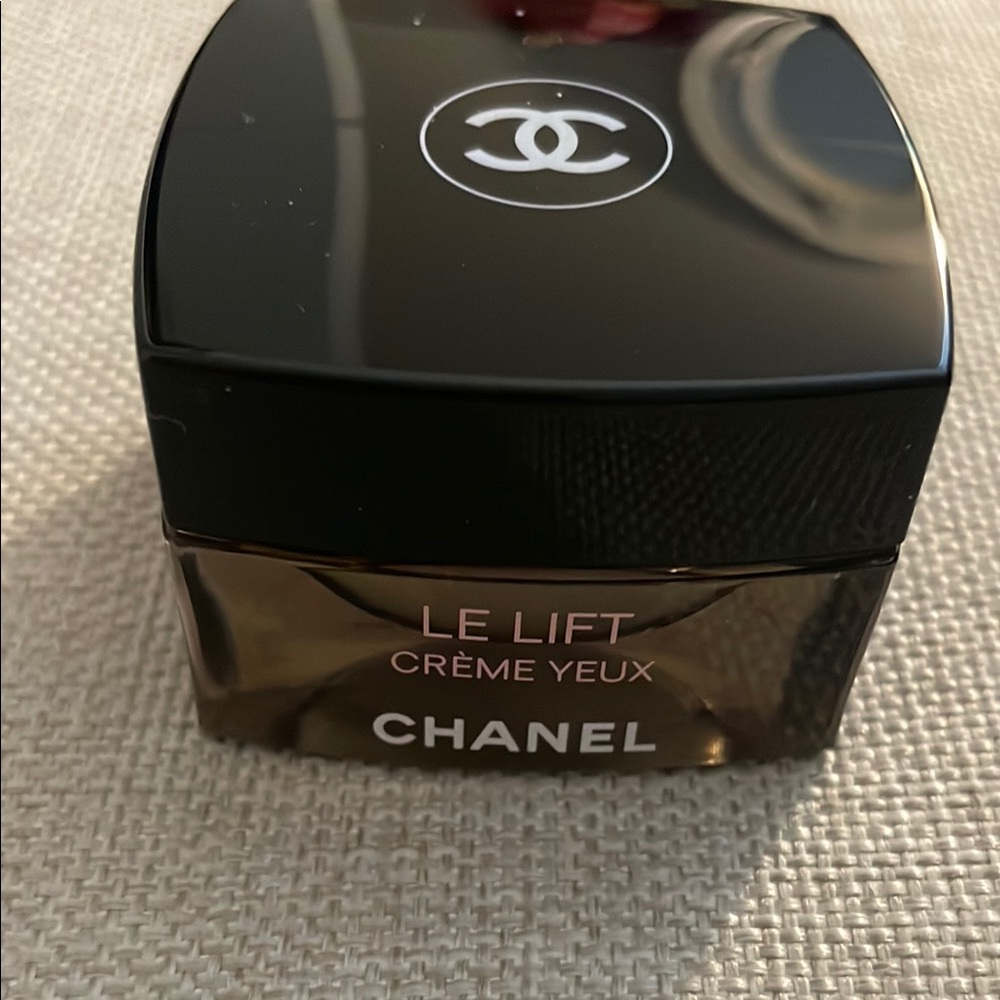CHANEL Le Lift Eye Cream in Black and White